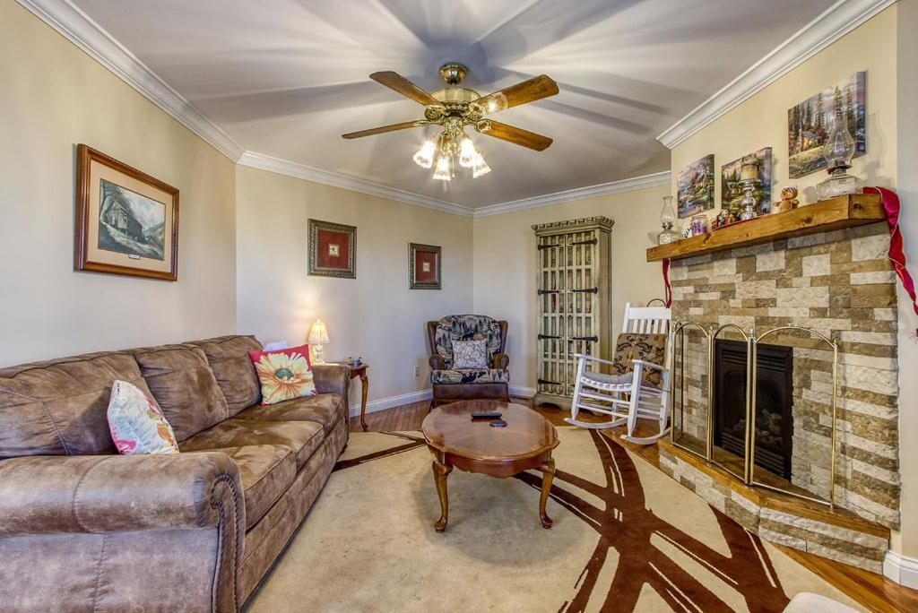 Ober Hideaway, Hot Tub, Wifi, 1089 Free Tickets Each Paid Day, Dollywood And More جاتلينبرج المظهر الخارجي الصورة